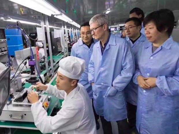 Giám đốc điều hành Tập đoàn Apple Tim Cook thăm nhà máy sản xuất các sản phẩm của tập đoàn này tại Việt Nam. Nguồn: MacRumors Giám đốc điều hành Tập đoàn Apple Tim Cook thăm nhà máy sản xuất các sản phẩm của tập đoàn này tại Việt Nam. (Nguồn: MacRumors