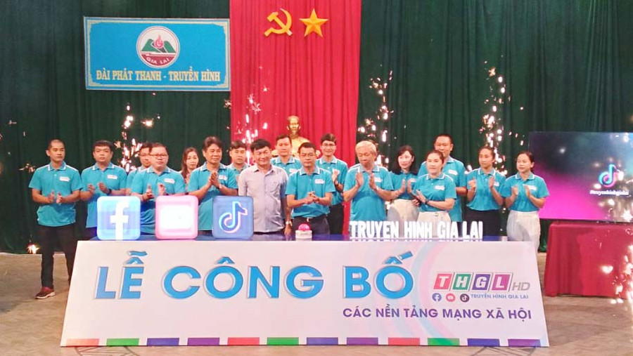 Lãnh đạo Đài PT-TH, khách mời và Nhóm phát triển nội dung số bấm nút công bố sản xuất nội dung trên các nền tảng mạng xã hội. Ảnh: Lê Anh