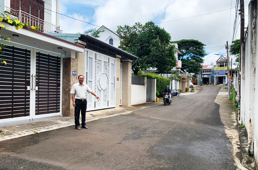  Ông Hoàng Văn Long (tổ 3, phường Hoa Lư) chỉ tay về con hẻm đã vận động Nhân dân đóng góp để làm mới và luôn dọn dẹp vệ sinh để đảm bảo mỹ quan đô thị. Ảnh: Nhật Hào