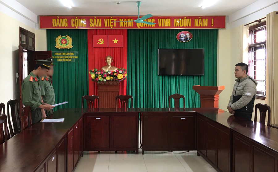 Đại diện Phòng PA05 tống đạt quyết định xử phạt vi phạm hành chính đối với chủ tài khoản tiktoker HM nói xấu người miền Trung. Ảnh: Cơ quan Công an