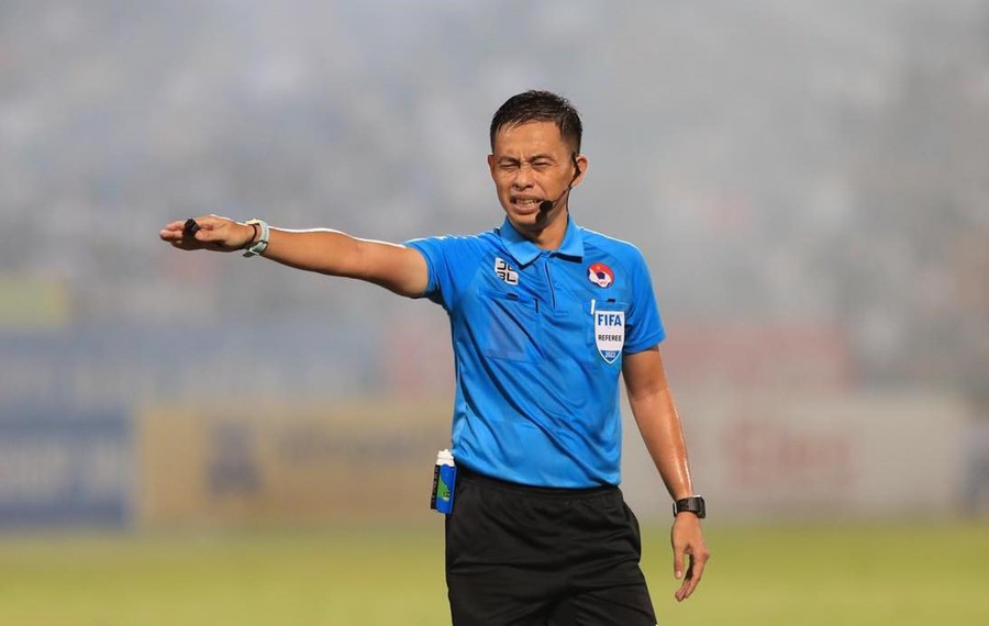 Trọng tài Ngô Duy Lân là người điều khiển trận Hà Nội - Hoàng Anh Gia Lai. Ảnh: Minh Dân Trọng tài Ngô Duy Lân là người điều khiển trận Hà Nội - Hoàng Anh Gia Lai. Ảnh: Minh Dân