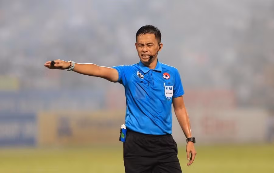 Trọng tài Ngô Duy Lân là người điều khiển trận Hà Nội - Hoàng Anh Gia Lai. Ảnh: Minh Dân
