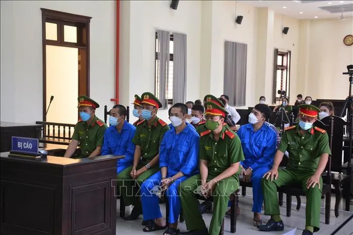 Tô Nhựt Khanh cùng đồng phạm bị truy tố về các tội: giết người và tàng trữ, sử dụng trái phép vũ khí quân dụng, không tố giác tội phạm. Ảnh: TTXVN