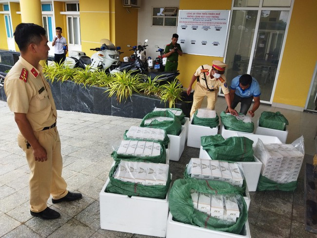 6.000 gói thuốc lá nhãn hiệu Jet không có hoá đơn chứng từ được phát hiện trên xe tải chở tôm giống. Ảnh: V.A/Dân Việt 6.000 gói thuốc lá nhãn hiệu Jet không có hoá đơn chứng từ được phát hiện trên xe tải chở tôm giống. Ảnh: V.A/Dân Việt