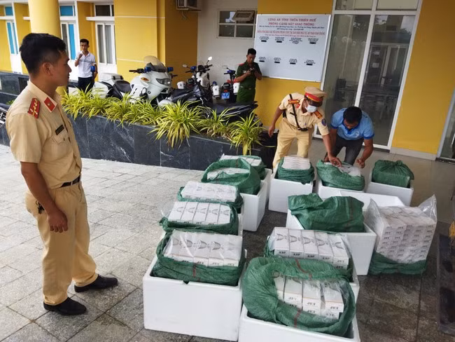  6.000 gói thuốc lá nhãn hiệu Jet không có hoá đơn chứng từ được phát hiện trên xe tải chở tôm giống. Ảnh: V.A/Dân Việt