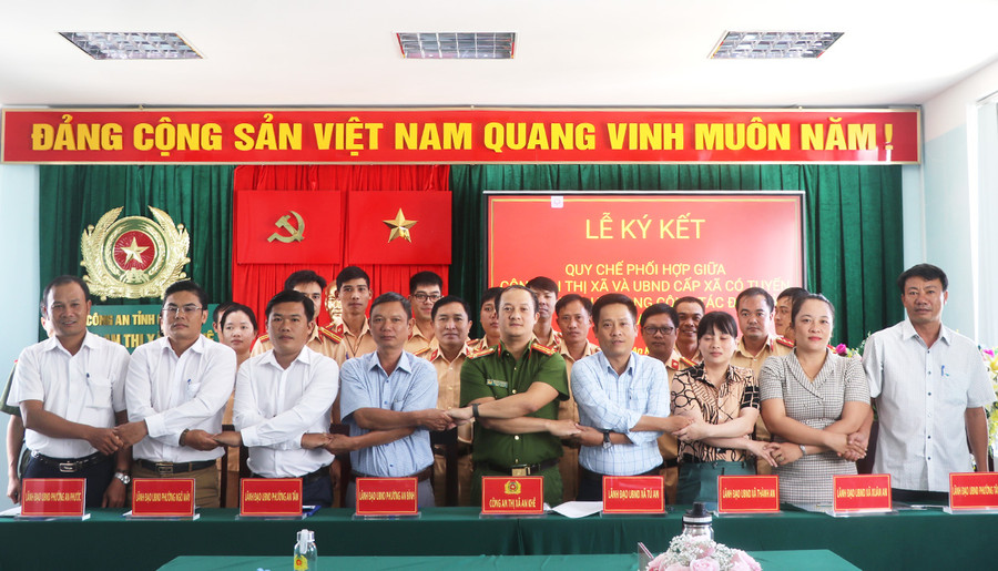 Công an thị xã An Khê ký kết quy chế phối hợp với UBND các xã, phường trong công tác đảm bảo trật tự an toàn giao thông trên địa bàn. Ảnh: Ngọc Minh Công an thị xã An Khê ký kết quy chế phối hợp với UBND các xã, phường, trong công tác đảm bảo trật tự an toàn giao thông trên địa bàn. Ảnh: Ngọc Minh