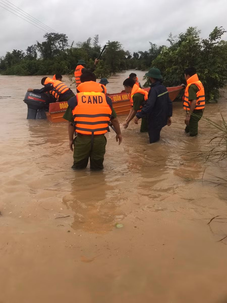 Lực lương cứu hộ tham gia ứng cứu. Ảnh N.G