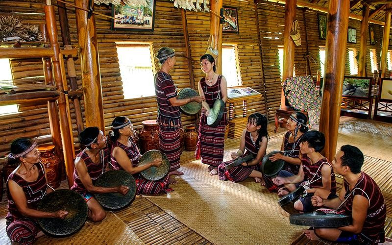 Trao truyền những giá trị văn hóa cho thế hệ sau. Trao truyền những giá trị văn hóa cho thế hệ sau.