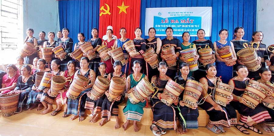 Tặng gùi đi chợ cho hội viên phụ nữ. Ảnh: Minh Châu Tặng gùi đi chợ cho hội viên phụ nữ. Ảnh: Minh Châu