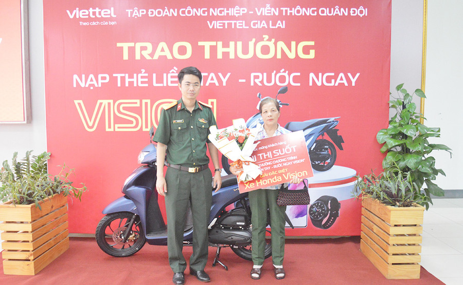 (GLO)- Chiều 4-8, Tập đoàn Công nghiệp-Viễn thông Quân đội Viettel Gia Lai đã trao thưởng Chương trình “Nạp thẻ liền tay-Rước ngay Vision” cho những khách hàng may mắn trúng thưởng.