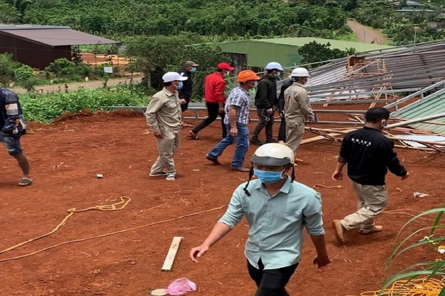 Đak Nông: Truy tố 8 bị can tự ý tháo dỡ, cưỡng chế nhà dân để giải phóng mặt bằng cho công trình điện gió ảnh 1 Các đối tượng tự ý tháo dỡ, cưỡng chế nhà của một hộ dân. Ảnh nguồn TPO