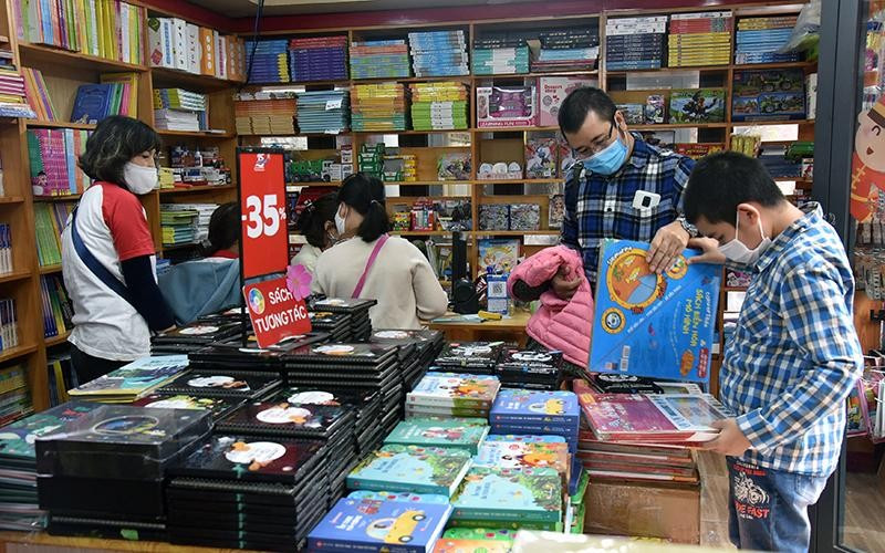 Những cuốn sách hay góp phần giáo dục, bồi dưỡng tư tưởng, lối sống tốt đẹp cho con người. (Ảnh Thanh Lâm) Những cuốn sách hay góp phần giáo dục, bồi dưỡng tư tưởng, lối sống tốt đẹp cho con người. (Ảnh Thanh Lâm)