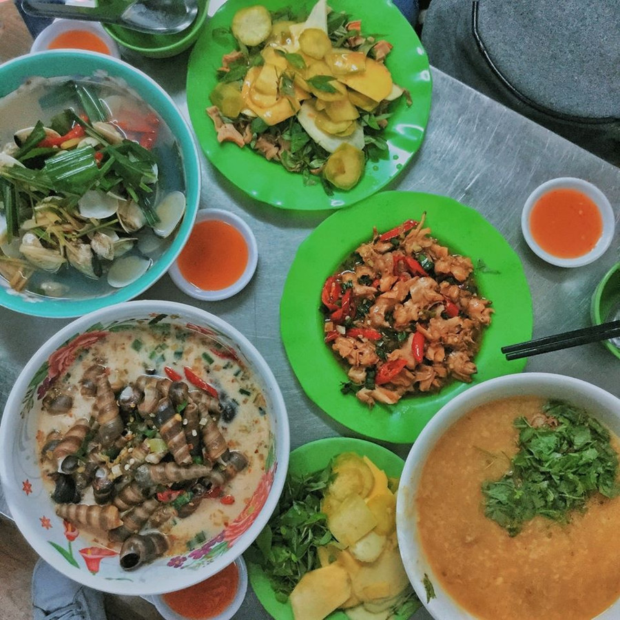 Được dân mạng review khá nhiều, nên ốc Cô Xí trở nên đông đúc nhộn nhịp trong những ngày hè này.