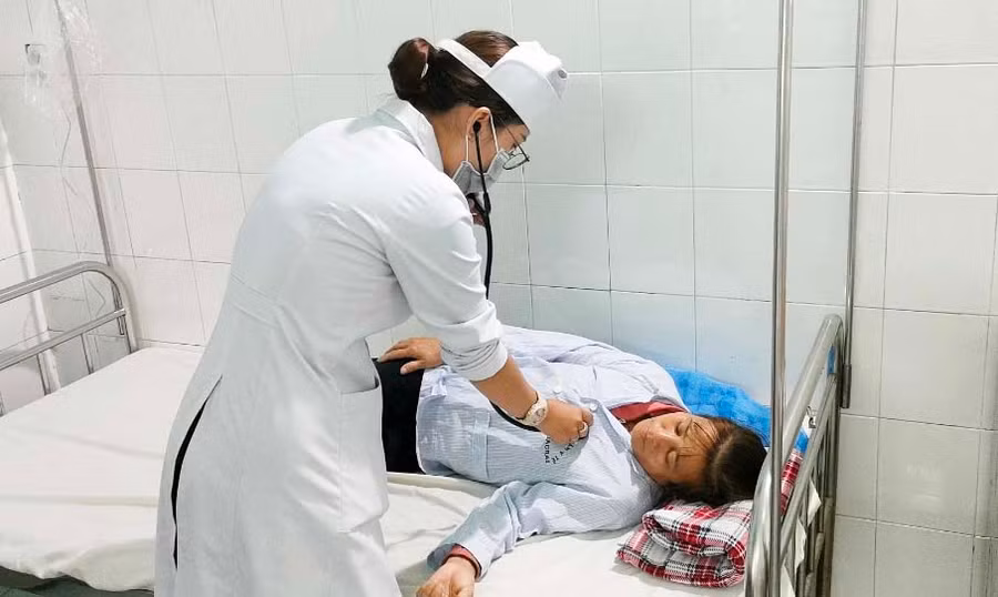 Bác sĩ Trung tâm Y tế huyện Ia Grai khám cho bệnh nhân SXH. Ảnh: Hà Phương