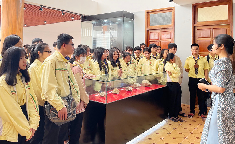 Học sinh Trường THPT Quang Trung tham quan Nhà trưng bày Tây Sơn Thượng đạo. Ảnh: Hồng Thi Học sinh Trường THPT Quang Trung tham quan Nhà trưng bày Tây Sơn Thượng đạo. Ảnh: Hồng Thi