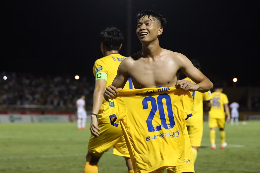 Văn Đức đặt dấu ấn với tuyệt phẩm vào lưới CLB Hải Phòng. Ảnh: Minh Tú