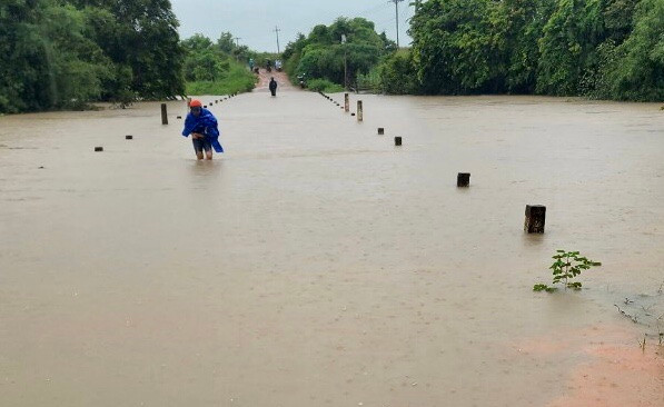 Cầu tràn suối Mỹ (xã Ia Ga vào xã Ià Púch) bị ngập gây khó khăn cho người dân. Ảnh CTV