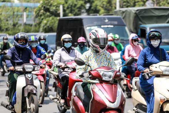 Người dân cần có các biện pháp chủ động để bảo vệ cơ thể khỏi tác hại của tia cực tím như đeo kính mát có tác dụng chống tia cực tím, đội mũ, mặc quần áo chống nắng. Ảnh: CHÍ TUỆ