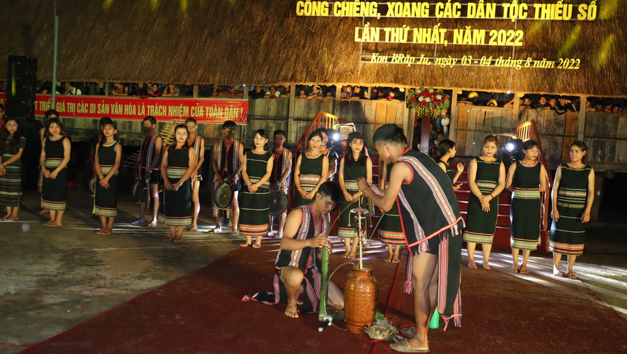 Tái hiện Lễ hội Ét Đông. Ảnh: QĐ