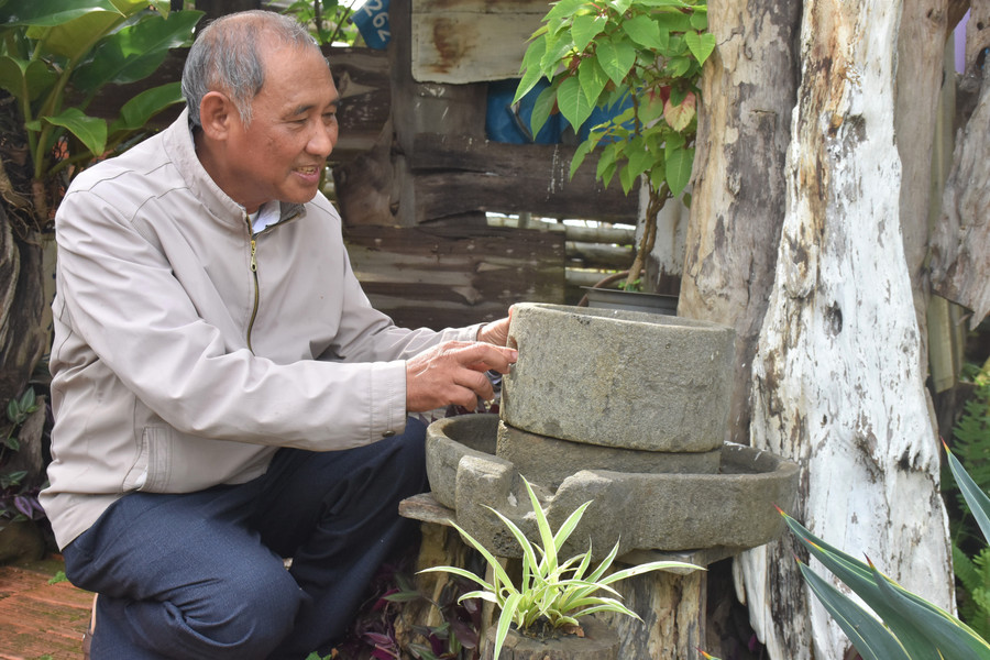 Ông Hiếu gìn giữ những đồ vật bình dị, gần gũi để du khách tham quan, tìm hiểu. Ảnh: Trần Dung