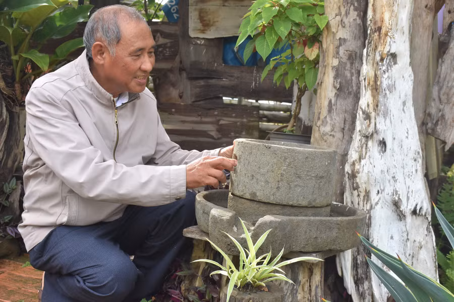 Ông Hiếu gìn giữ những đồ vật bình dị, gần gũi để du khách tham quan, tìm hiểu. Ảnh: Trần Dung