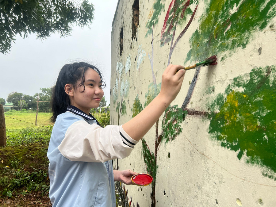 Đoàn viên khối trường học của huyện Chư Păh sơn, vẽ các phòng học của Trường Tiểu học thị trấn Phú Hòa điểm trường làng Krái (thị trấn Phú Hòa, huyện Chư Păh). Ảnh: Phan Lài Đoàn viên khối trường học của huyện Chư Păh sơn, vẽ Trường Tiểu học thị trấn Phú Hòa điểm trường làng Krái (thị trấn Phú Hòa, huyện Chư Păh). Ảnh: Phan Lài