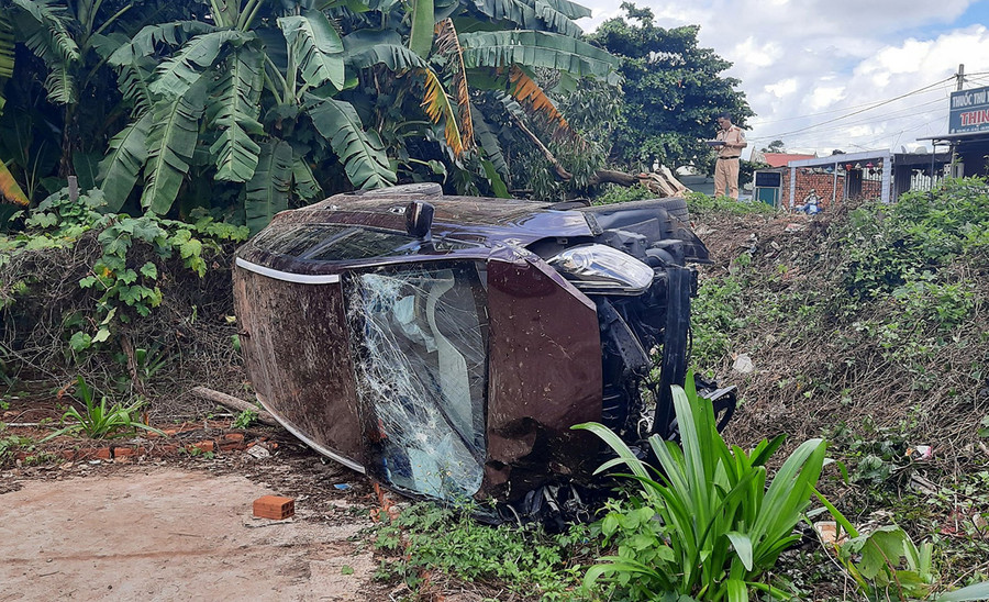 Xe ô tô nằm lật nghiêng dưới lề đường. Ảnh: Anh Tuấn  Xe ô tô nằm lật nghiêng dưới lề đường. Ảnh: Anh Tuấn