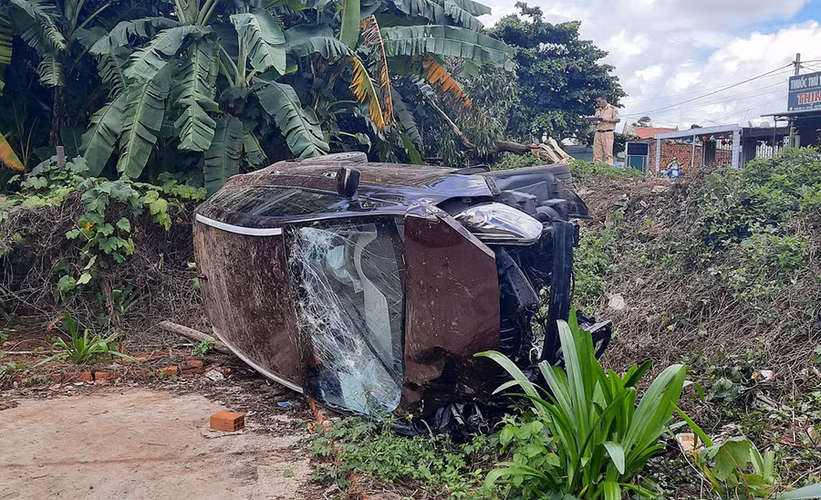  Xe ô tô nằm lật nghiêng dưới lề đường. Ảnh: Anh Tuấn