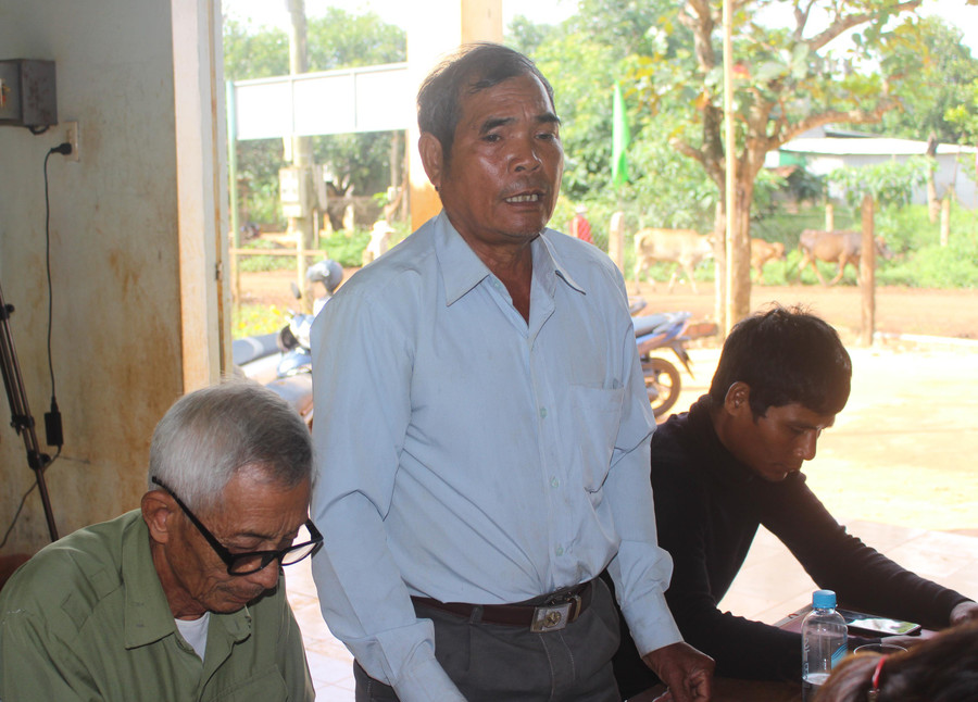 Ông Rah lan Yơp-giàng làng Pan (xã Dun, huyện Chư Sê) phát biểu ý kiến tại buổi sinh hoạt chi bộ. Ảnh: Phan Lài