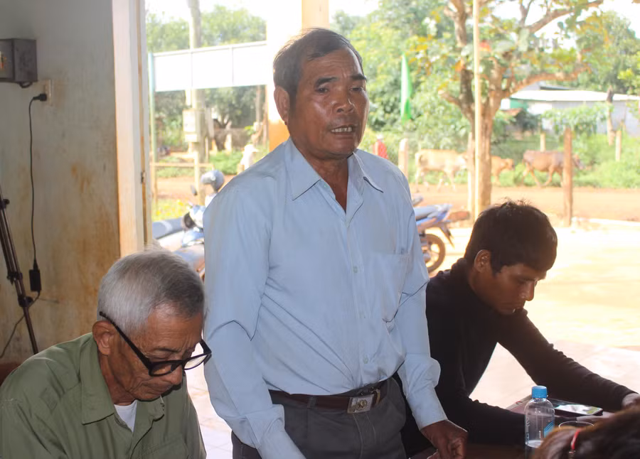 Ông Rah lan Yơp-giàng làng Pan (xã Dun, huyện Chư Sê) phát biểu ý kiến tại buổi sinh hoạt chi bộ. Ảnh: Phan Lài
