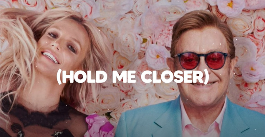 Britney Spears và Elton John trong MV audio Hold Me Closer. Ảnh: Chụp màn hình