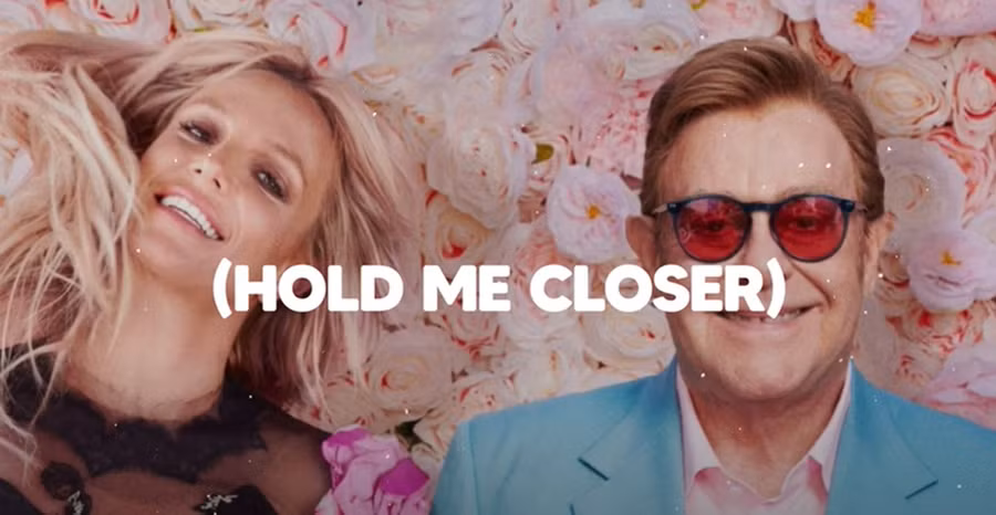 Britney Spears và Elton John trong MV audio Hold Me Closer. Ảnh: Chụp màn hình