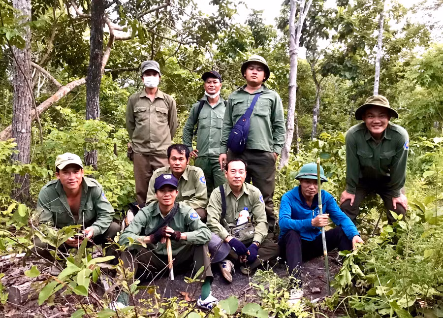 Lực lượng bảo vệ rừng của Công ty TNHH một thành viên Lâm nghiệp Kon Chiêng (xã Kon Chiêng, huyện Mang Yang) nghỉ giải lao trên đường tuần tra bảo vệ rừng. Ảnh: Minh Nguyễn