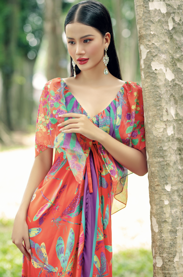 Hương Ly khoe dáng gợi cảm trong chiếc đầm maxi với họa tiết theo xu hướng pop art. Người đẹp gây ấn tượng với gương mặt thanh tú cùng thần thái của một nàng thơ 