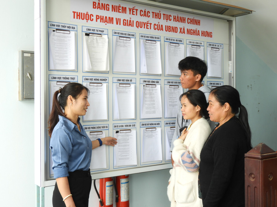 Người dân đến làm thủ tục hành chính được cán bộ xã tư vấn hướng dẫn cụ thể. Ảnh: Thanh Nhật