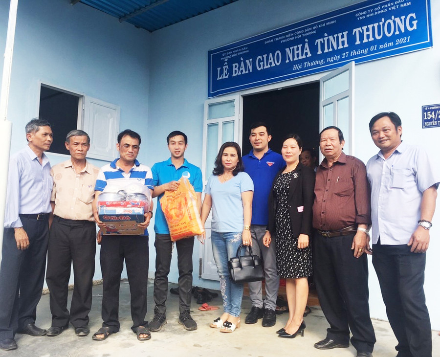  Chi bộ tổ dân phố 2 vận động Mạnh Thường Quân hỗ trợ nhu yếu phẩm cho gia đình anh Nguyễn Văn Dũng (thứ 3 từ trái sang) là hộ nghèo trên địa bàn. Ảnh: Anh Huy