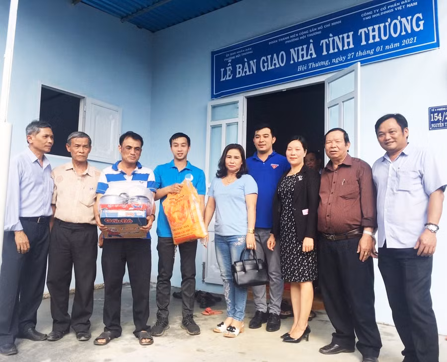  Chi bộ tổ dân phố 2 vận động Mạnh Thường Quân hỗ trợ nhu yếu phẩm cho gia đình anh Nguyễn Văn Dũng (thứ 3 từ trái sang) là hộ nghèo trên địa bàn. Ảnh: Anh Huy