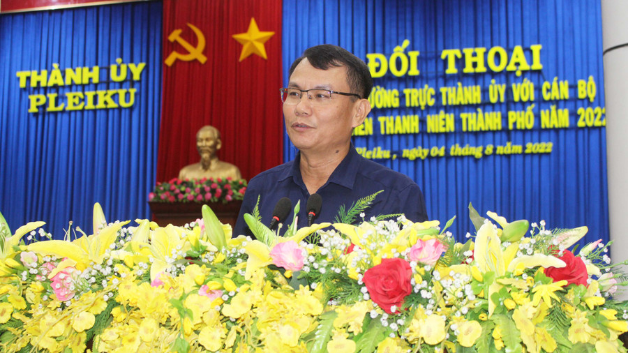 Bí thư Thành ủy Pleiku Trịnh Duy Thuân giải đáp các thắc mắc của đoàn viên, thanh niên tại buổi đối thoại. Ảnh: Phan Lài