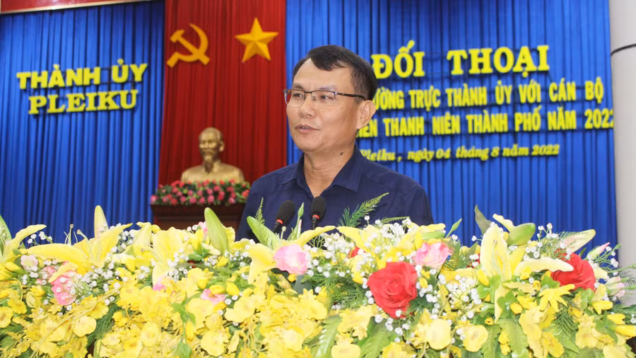 Bí thư Thành ủy Pleiku Trịnh Duy Thuân giải đáp các thắc mắc của đoàn viên, thanh niên tại buổi đối thoại. Ảnh: Phan Lài