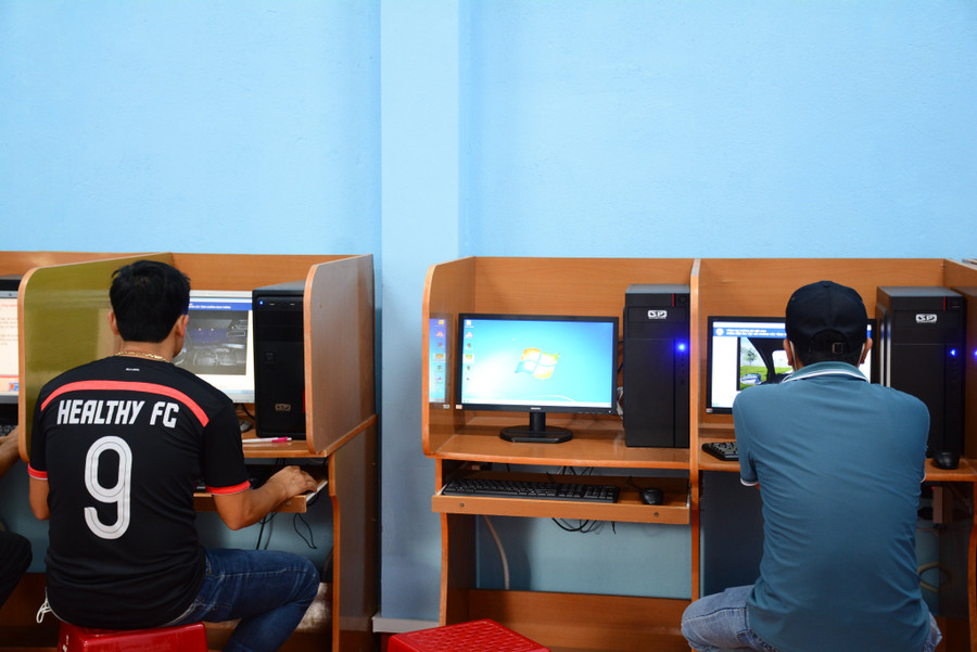 Qua các buổi học thực tế, học viên đã dễ dàng nắm bắt nội dung mô phỏng, nhất là phần ôn tập thực hành trên máy tính. Ảnh: Minh Phương