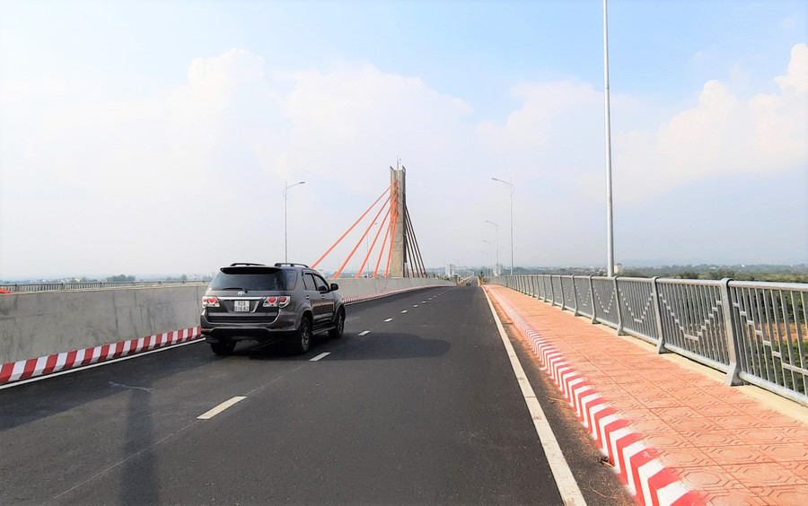 Cây cầu treo dây văng từ xã Chư Hreng nối liền với khu Trung tâm hành chính của tỉnh. Ảnh: VN Cây cầu treo dây văng từ xã Chư Hreng nối liền với khu Trung tâm hành chính của tỉnh. Ảnh: VN