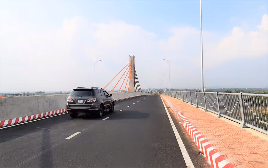 Cây cầu treo dây văng từ xã Chư Hreng nối liền với khu Trung tâm hành chính của tỉnh. Ảnh: VN