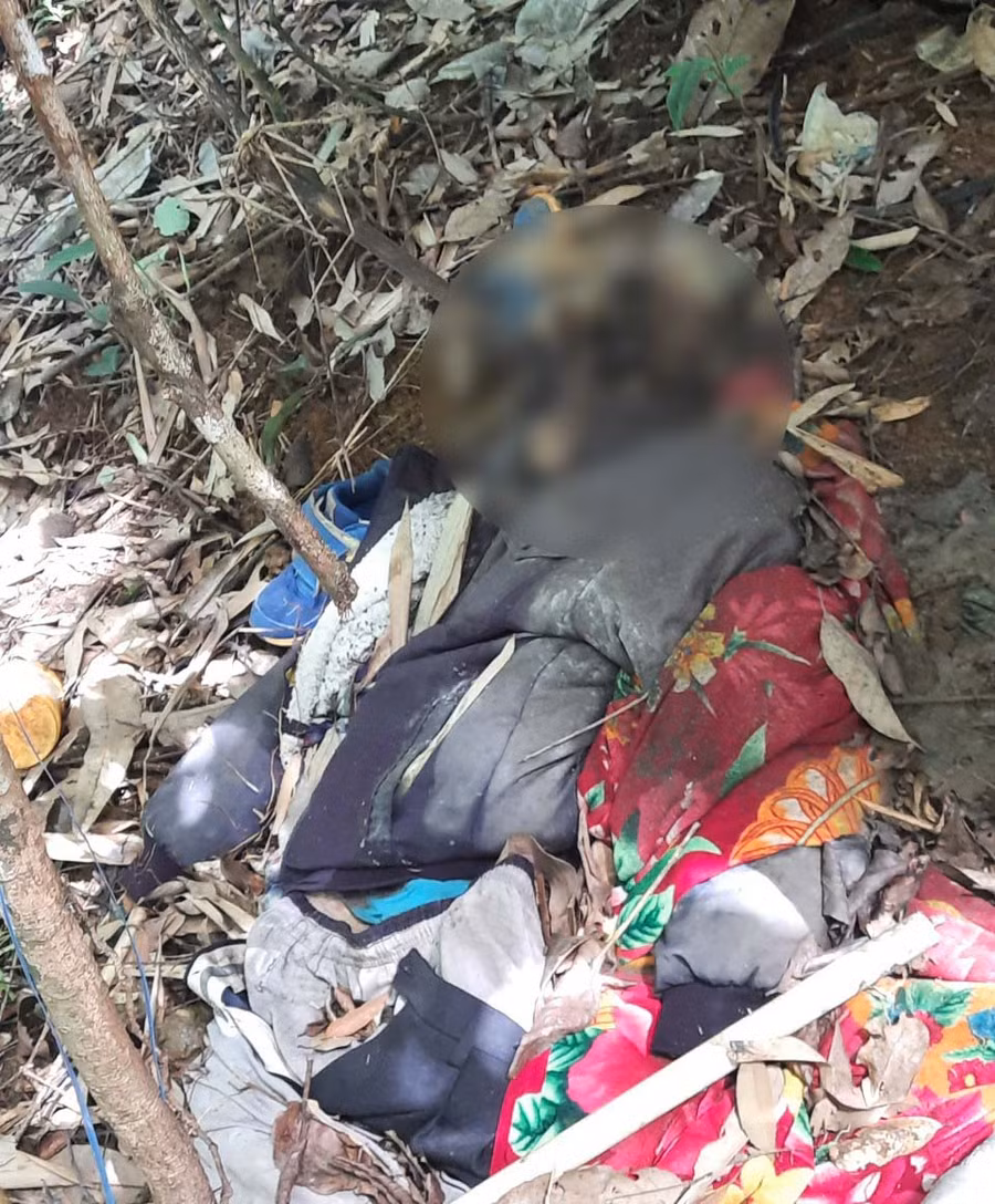 Chăn mền bao phủ thi thể ở dưới đất. Ảnh: Lê Anh