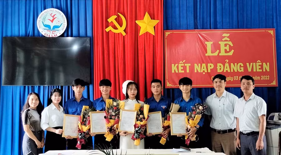  5 em học sinh của trường THPT Trường Chinh huyện Chư Sê vừa được đứng vào hàng ngũ của Đảng. Ảnh: Hà Đức Thành