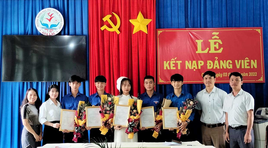 5 em học sinh của Trường THPT Trường Chinh huyện Chư Sê vinh dự được đứng vào hàng ngũ của Đảng. Ảnh: Hà Đức Thành 5 em học sinh của trường THPT Trường Chinh huyện Chư Sê vừa được đứng vào hàng ngũ của Đảng. Ảnh: Hà Đức Thành