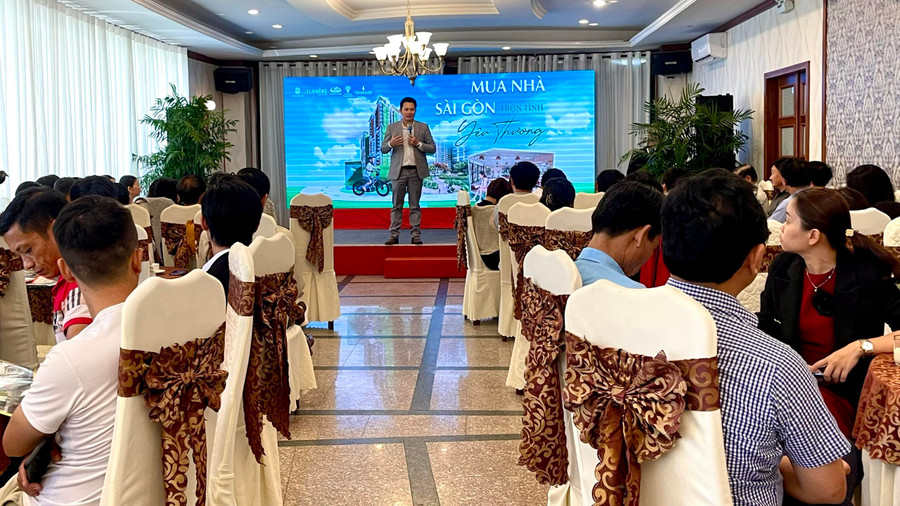 Đại diện công ty cổ phần Bất động sản Golden Land giới thiệu chương trình Mua nhà Sài Gòn, trọn tình yêu thương. Ảnh: Minh Phương