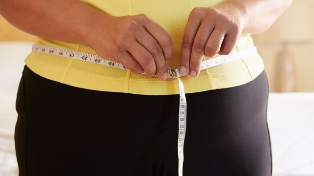 Việc mang cân nặng quá mức và mắc bệnh tiểu đường có tương quan chặt chẽ với bệnh gan nhiễm mỡ. Ảnh: Shutterstock