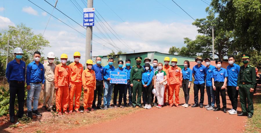 Các tổ chức Đoàn trực thuộc Đoàn khối các Cơ quan và Doanh nghiệp tỉnh thực hiện công trình “Thắp sáng đường quê” tại làng Mít Kom 2 (xã Ia O, huyện Ia Grai). Ảnh: Phan Lài