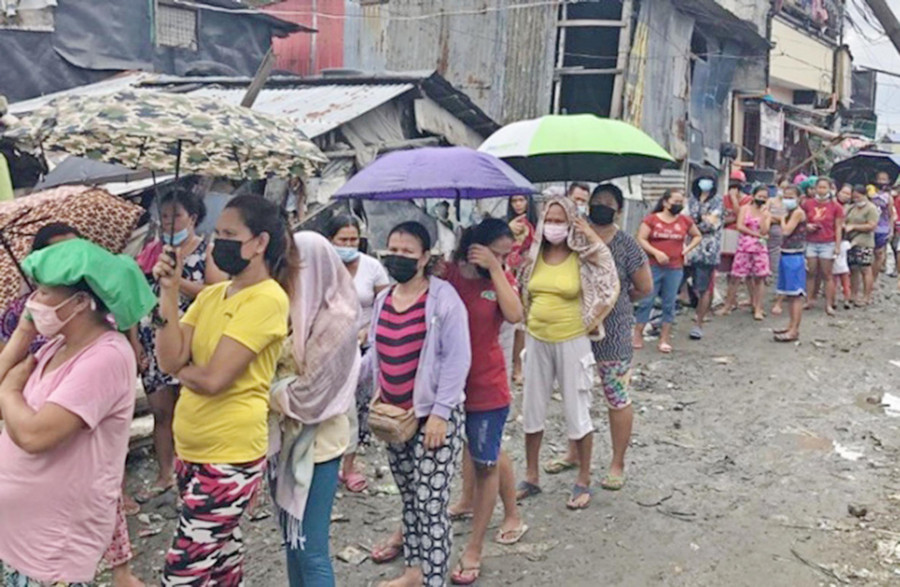 Người dân Philippines xếp hàng chờ nhận thực phẩm tại một bếp ăn cộng đồng ở thủ đô Manila. Ảnh: CNN Người dân Philippines xếp hàng chờ nhận thực phẩm tại một bếp ăn cộng đồng ở thủ đô Manila. Ảnh: CNN