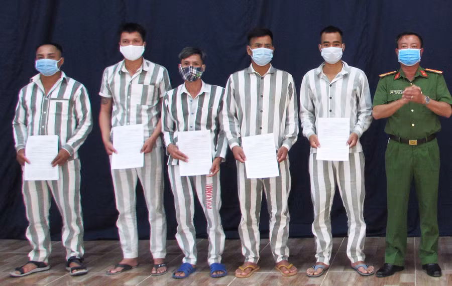  Phạm nhân L.V.T. (huyện Hương Khê, tỉnh Hà Tĩnh) tâm sự cùng phóng viên. Ảnh: Hà Phương